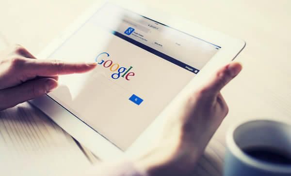 posicionamiento-web hombre con tablet en las manos
